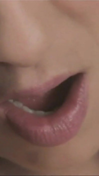 Une MILF amateur sexy prend du plaisir en se masturbant la chatte avec un gode
