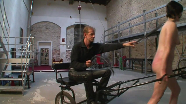 Absolute BDSM films - The original: Aşağılayıcı kırbaçlama takılıyor
