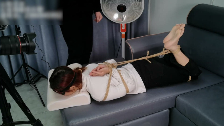 Asian bondage: De extrema bojorna hos en barfota flicka som leker med...