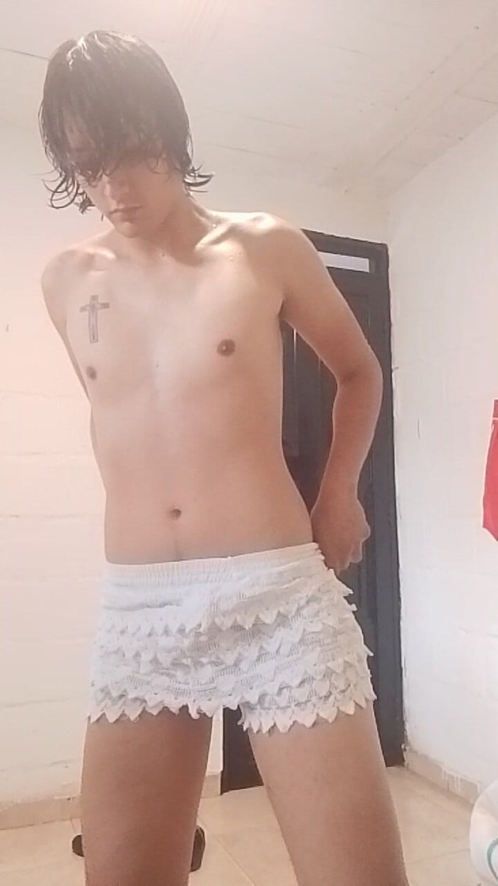 femboyass469: Sissy keluar dari bilik mandi dan menggoda dengan pantatnya yang...