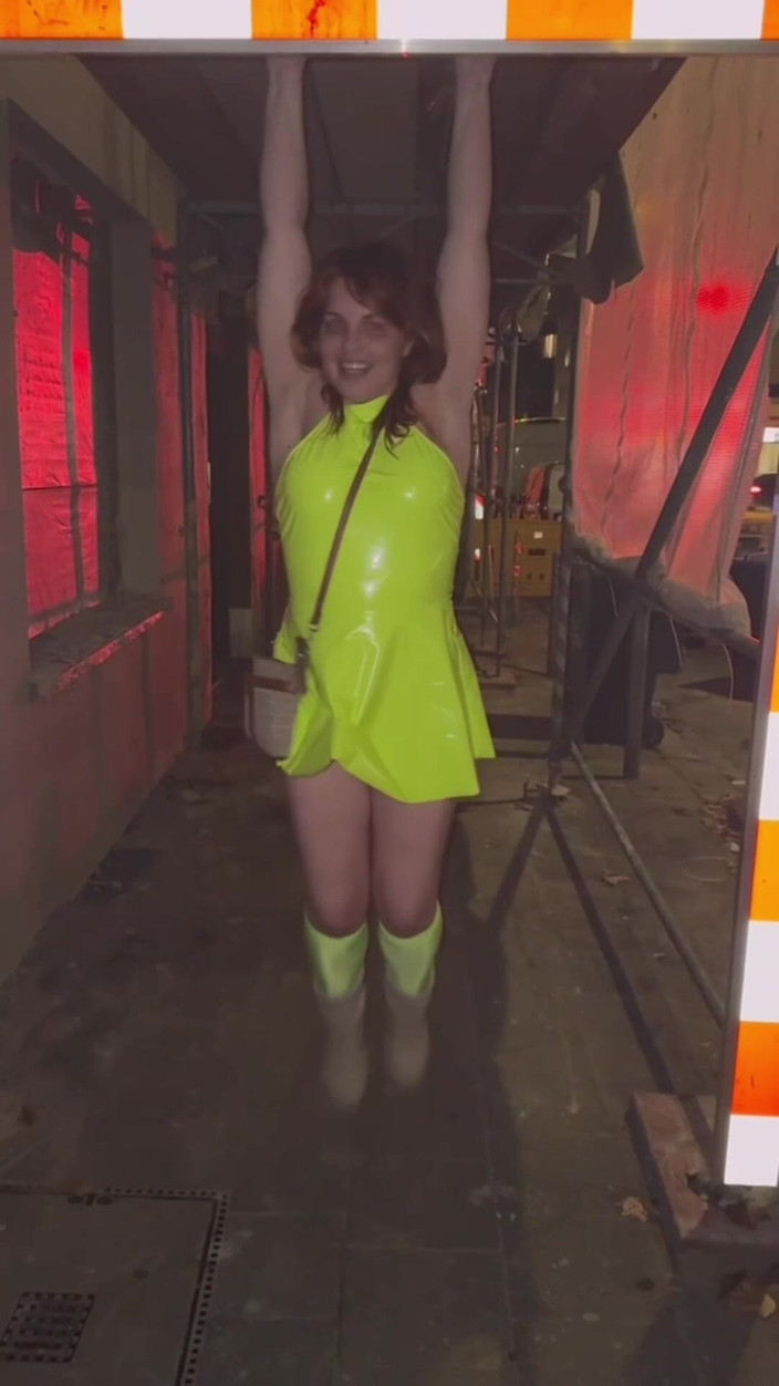 Elena917: Veřejná procházka a obnažování v prádle a punčochách