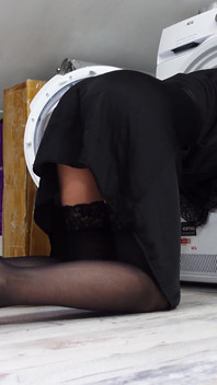 Saya menemui ibu tiri saya tersangkut dalam mesin basuh dan mengongkeknya