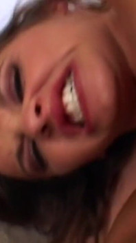 La ragazza mora viene trapanata duramente e riceve in faccia