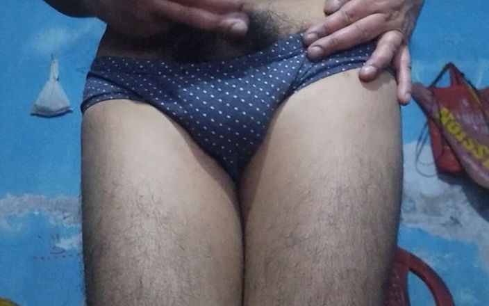 Lustyizlife: Azgın Hintli genç çocuk mastürbasyon yaparken ve okşuyorken üvey kız kardeşinin sutyenini...