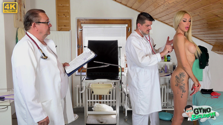 Gyno Exclusive: シリコンポルノスターのアニタ・ブランチが裸で見つめられる