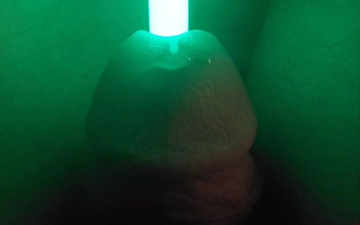 Cosmic Kastaway: Suara dengan glowstick di lubang pantatku