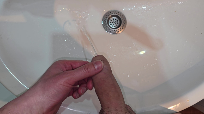 Alpha pee king: Pissing Sul Lavandino Del Bagno