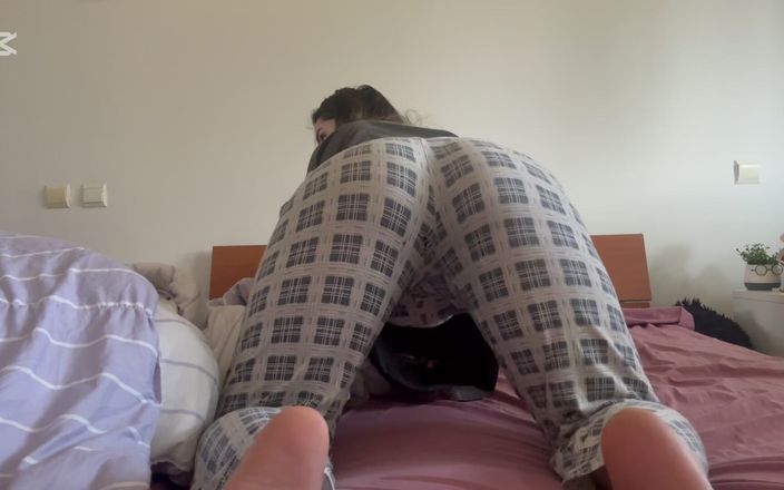 NipsAndStrips: Membusuk kentut di celana pijama ketat