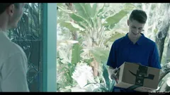 角質のイケメンがついに彼のお気に入りのエロティックなAsmrポッドキャストホストをファック - Disruptivefilms