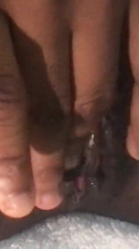 개인 친밀한 솔로 순간을 즐기는 핫한 흑누나 미녀