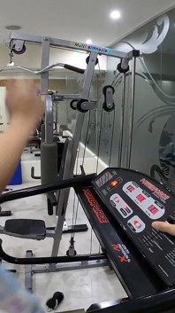 Fitness rat Argentijnse met grote blanke kont wordt geneukt in de sportschool