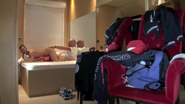 TWINKS TWINKS TWINKS: Twink spor ayakkabıyla arkadaşı tarafından sikiliyor