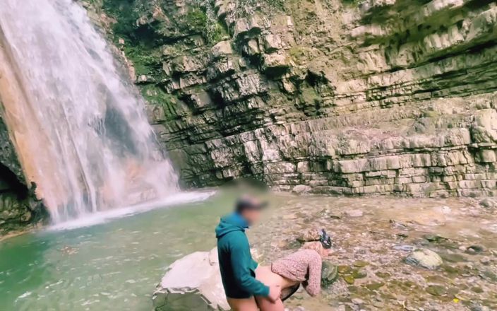 Sportynaked: Utomhus vattenfall knullar med skrikande orgasm