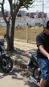 バイクが立ち往生しているセクシーなデカ尻の女の子を見つけたので、彼女を助けることに決め、その見返りに彼女は私に濃厚でハードなファックをさせてくれました。