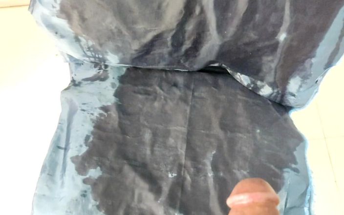 Satin And Silky: Porno cu pișare în mătase satinoasă - pișare pe sari gri din...