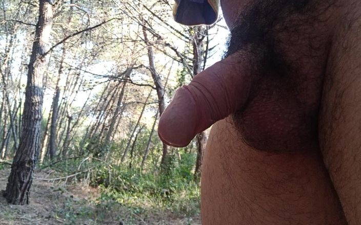 Kinky guy: 裸体在森林里散步，随机撒尿