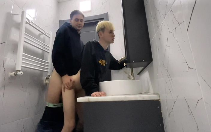 Nick Lewis: Гарячі геї трахаються у ванній кімнаті