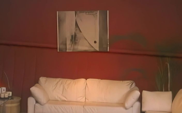 Hand Lotion Studios: Две мокрые брюнетки поделили большой черный член на диване в любительском видео