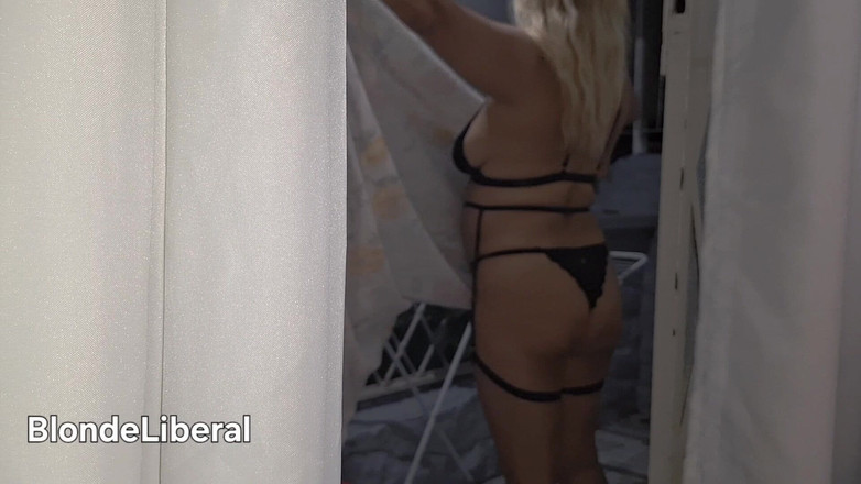 BlondeLiberal: Suri rumah nakal menunjuk-nunjuk kepada orang yang lalu lalang semasa...