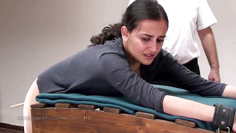 Spanking Server: Ясмена відлупцювали у в'язниці