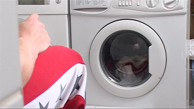 Young Bastards: Sikanie i spunk