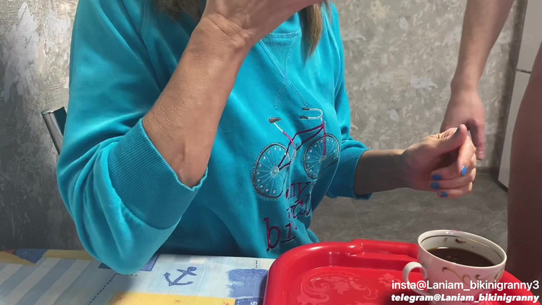 Ladyloveyoung60: Krémová mrdková káva pro potravinový fetiš babičky CFNM