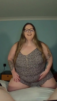 Ssbbw pijpt me in een hotelkamer - sperma-hongerige slet