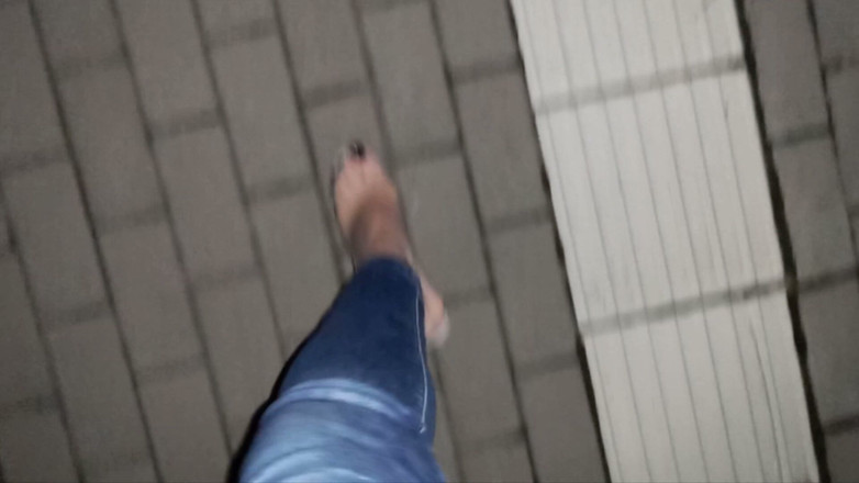 Heelex: Transvestiert mit ihren sexy Füßen in Stripperschuhen auf der straße
