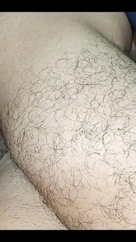 Ascolta il suono della figa scoreggia indiana mentre le ascelle pelose scopano la figa