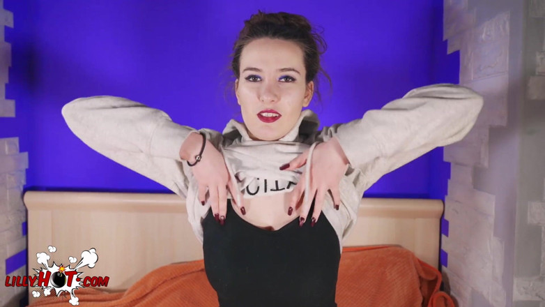 LILLYHOTX: Une bombasse aux gros seins naturels se doigte et joue...