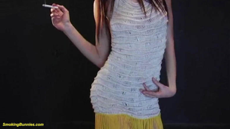 Smoking Bunnies: Ragazza magra che balla e fuma nuda