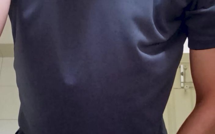 sexytoyboy: Taquine toreuse sous la douche