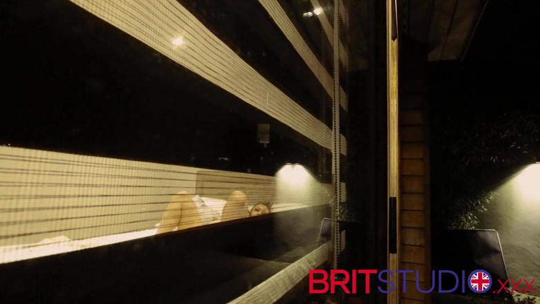 Brit Studio: Du beobachst, wie dein nachbar masturbiert
