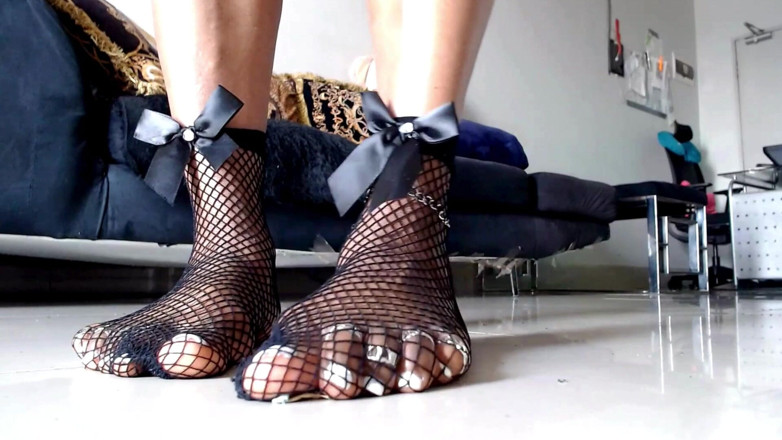 Maeling: Pas de place pour les minuscules ravageurs humains - pieds géants écrasés,...