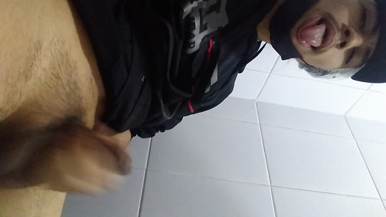 AlexAlejandro13: Pria Duduk Di Kamar Mandi