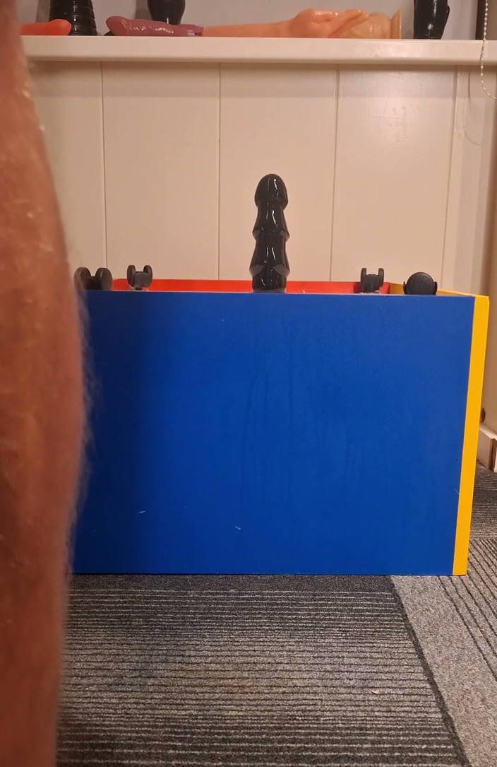 NoFace Twink X: Nadržená Twink miluje jezdit na svém robertku