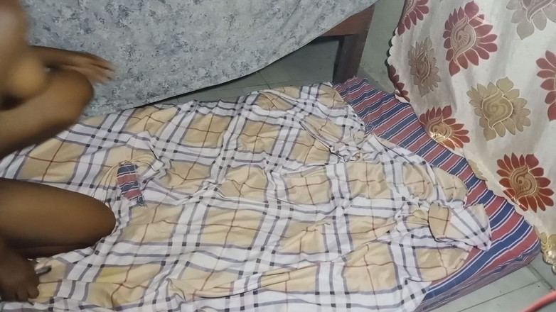 Loversinbed: Kozatá teenagerka si nechává sát prsa a titifucked