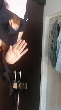 素人人妻在家裸体跳舞。素人女人试穿衣服和剪衣服很有趣。