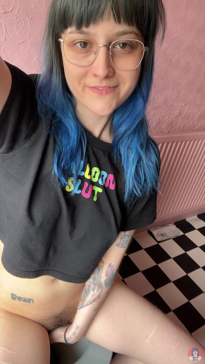 Alice Bean: Alice Peeing