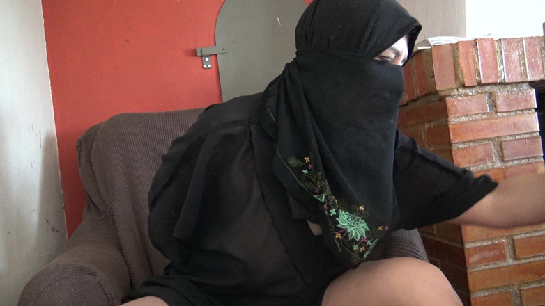 Souzan Halabi: Arab Slut Shows off Her Body and Plays with Her...