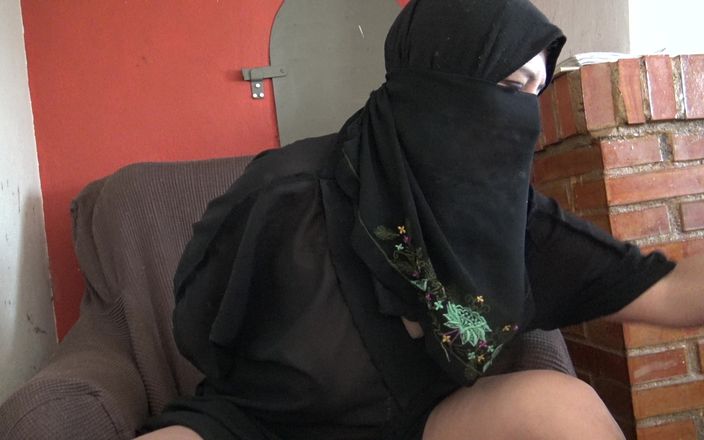 Souzan Halabi: Une salope arabe exhibe son corps et joue avec sa...