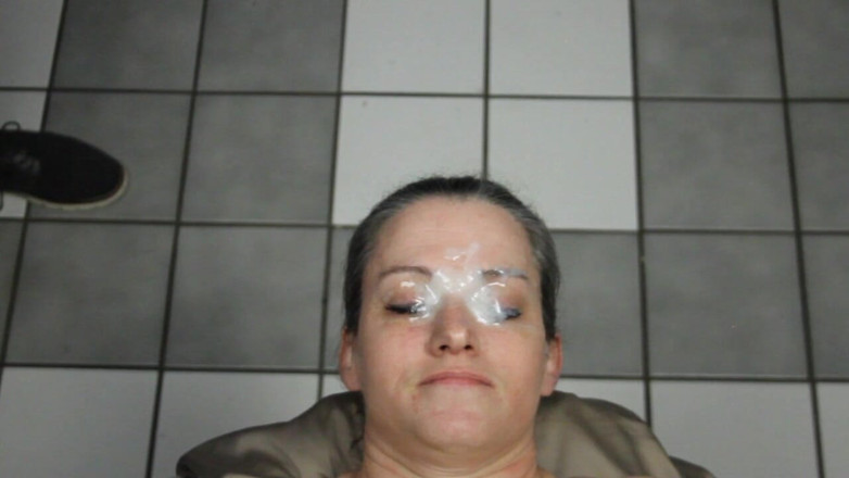 Dirty Dees: Dees sucia tomando semen en su cara