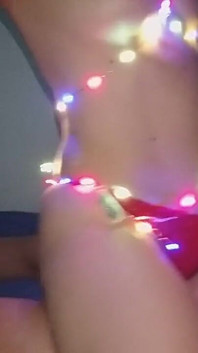 Orta yaşlı seksi kadın Noel ışıklarında sikiliyor
