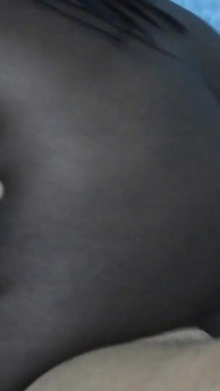 La ragazza nera ha perso iphone nell'armadio