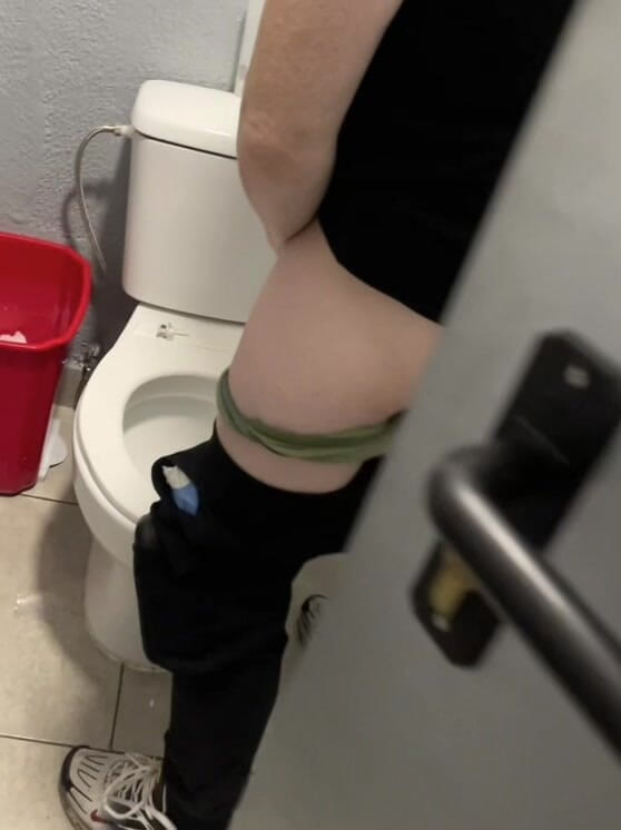 AmateurBoysPissing: Băiat deschide cabina și prinde prietenul care face pipi