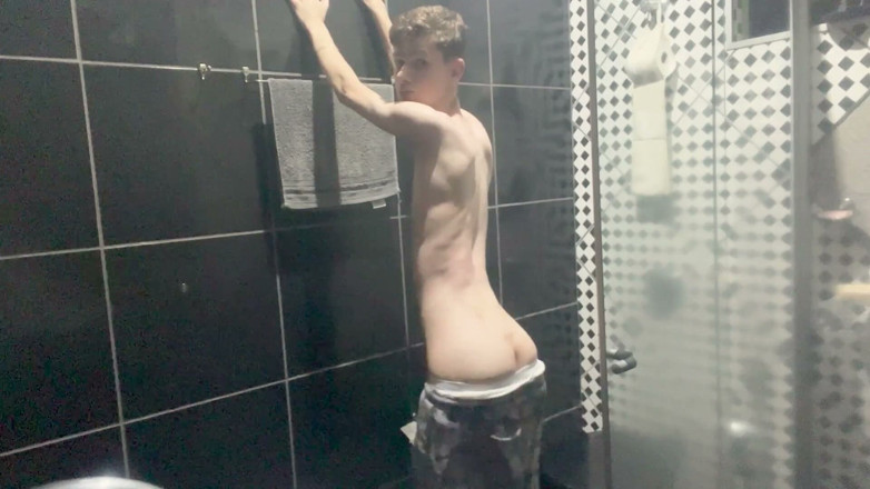 Kedoimath: Kedoimath - en twink som bara visar din kropp innan dusch