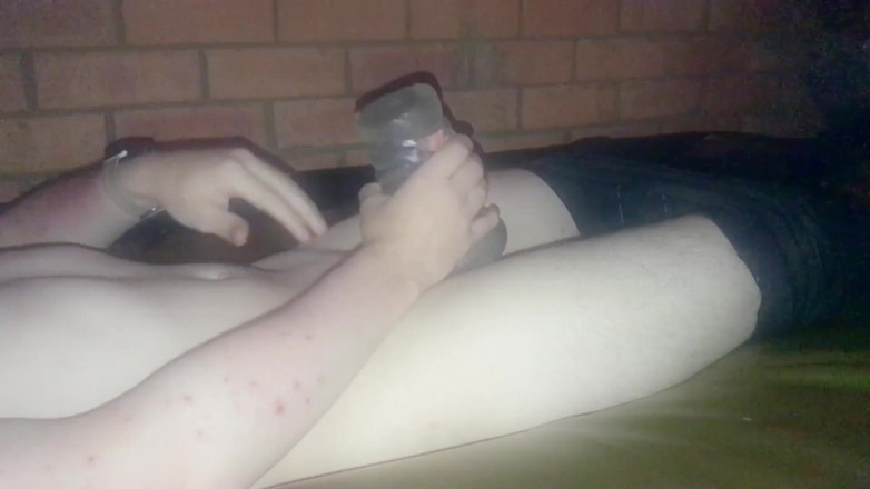 Aussie bi boy: Ngocok kontol sampai kering di skinz di waterbed 29-12-2019
