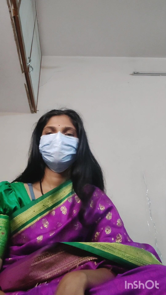 Desishycouple: Desi Bhabhi Shivani geil in roze saree. Volledige video.