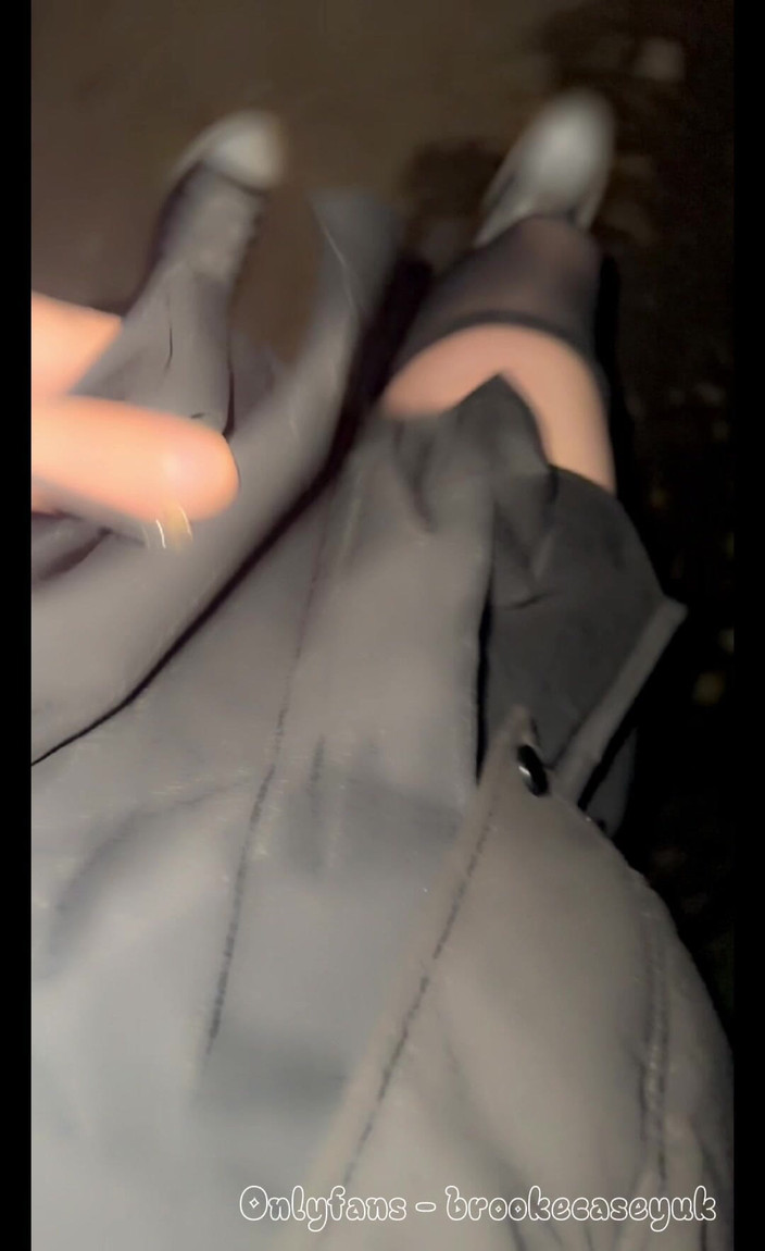 BrookeCaseyUk: Plimbare, apoi ejaculând în pădure