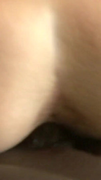 Bionda tatuata con il culo grosso viene scopata in punto di vista da un tipo bbc